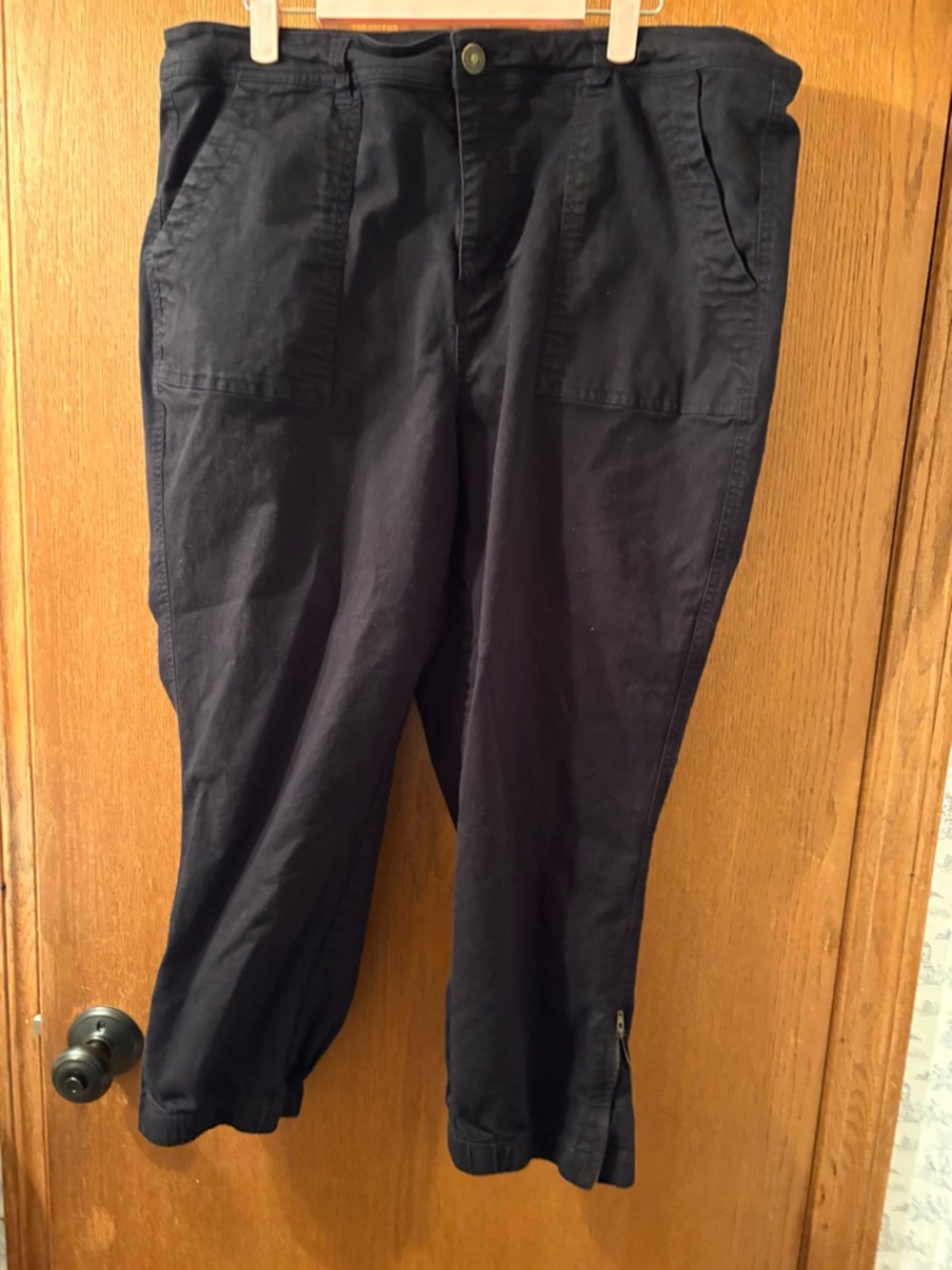 Lisa Rinna Collection Cargo Capris Black 18W EUC Zippered Ankle. QVC